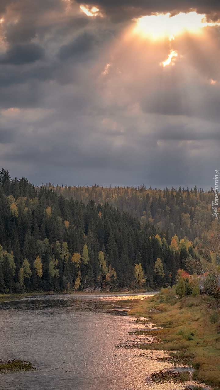 Ciemne chmury nad rzeką