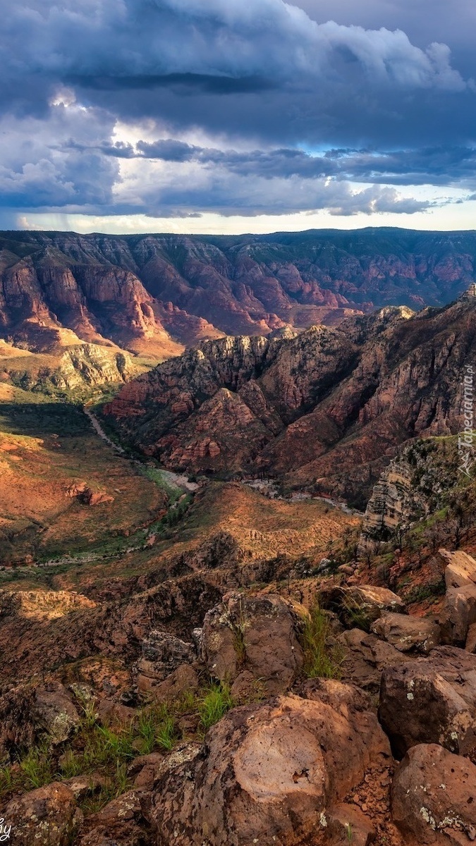 Ciemne chmury nad Sycamore Canyon