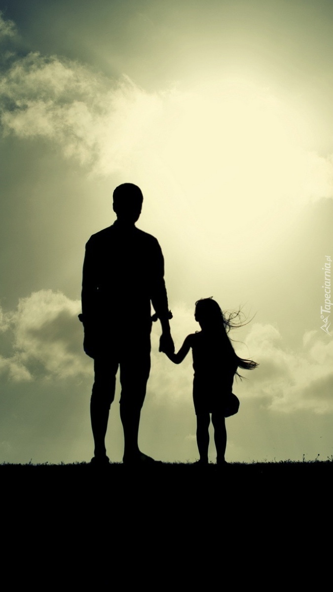 Córka z ojcem na wieczornym spacerze