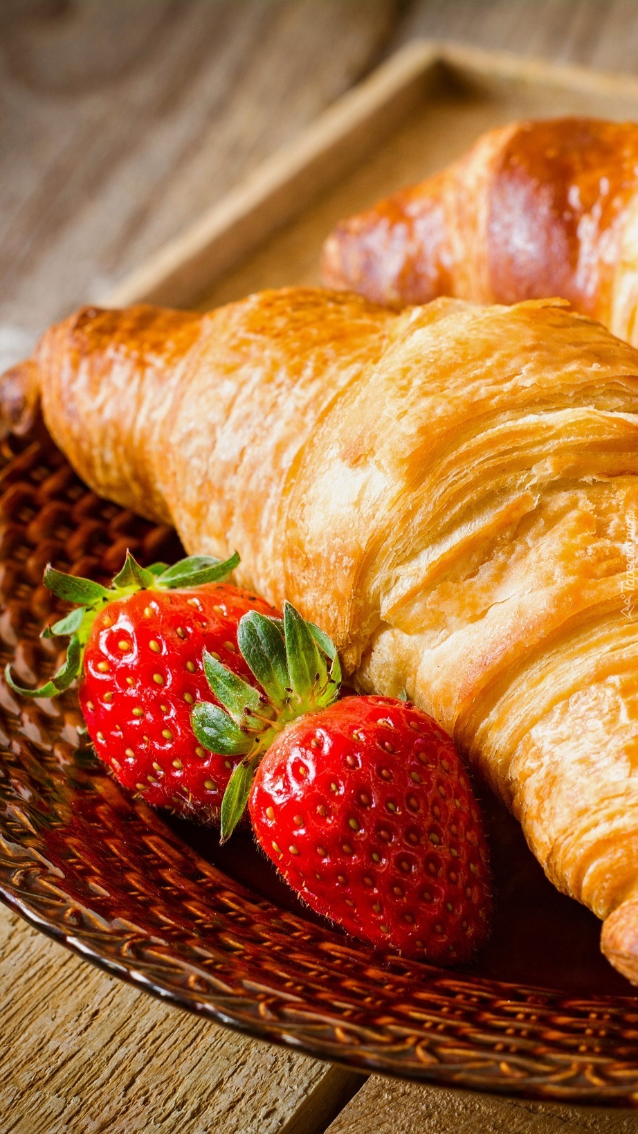 Croissanty i truskawki na talerzyku