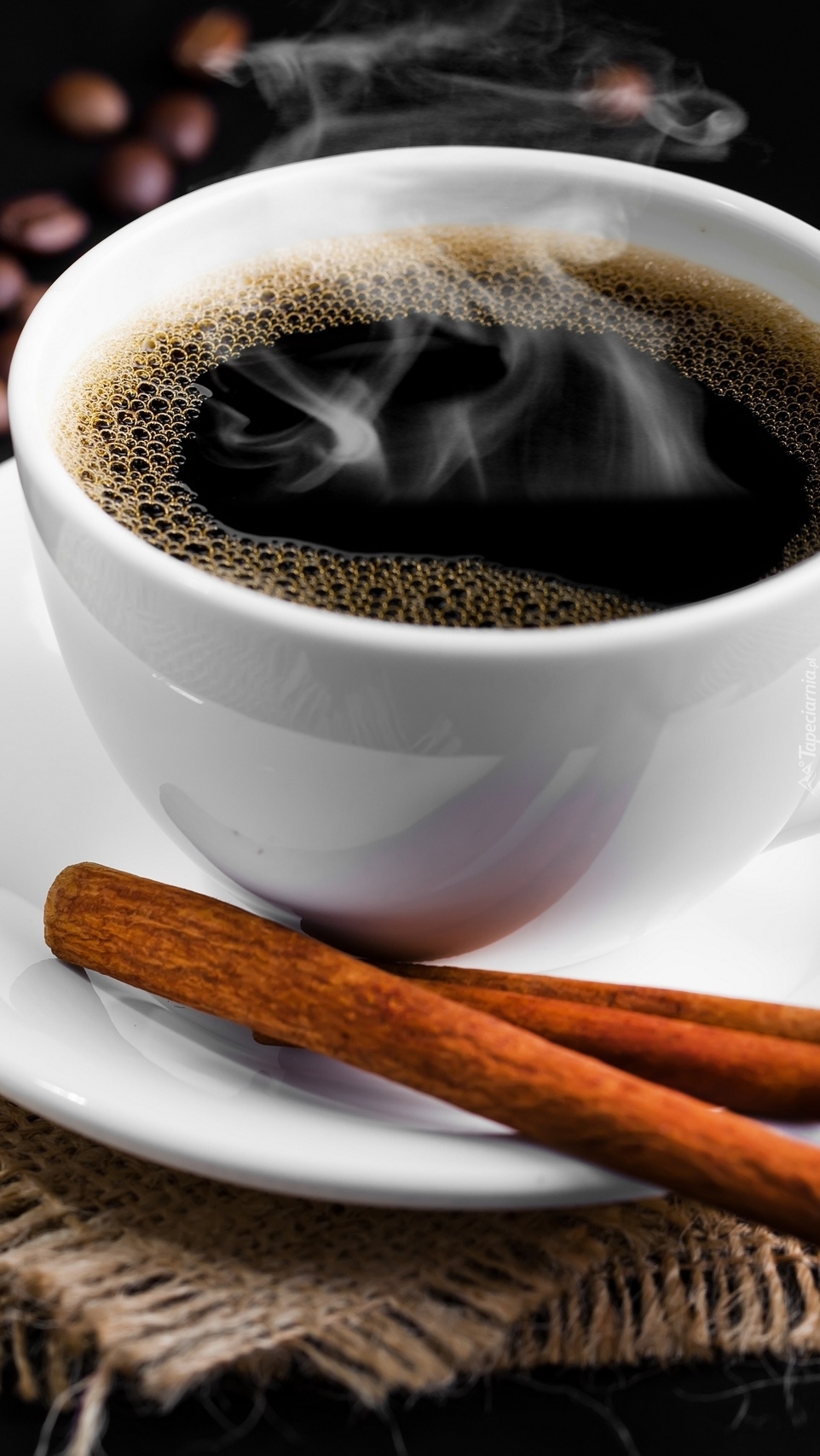 Cynamon przy filiżance z czarną kawą