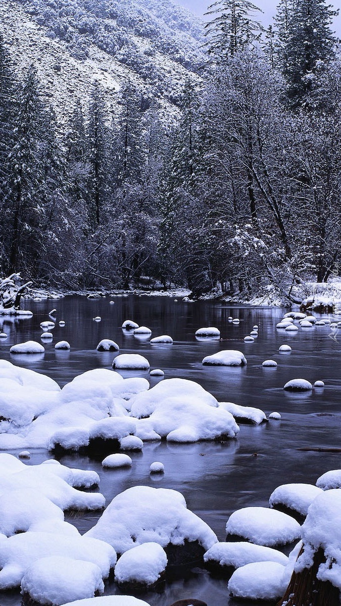 Czapy śniegu na rzece