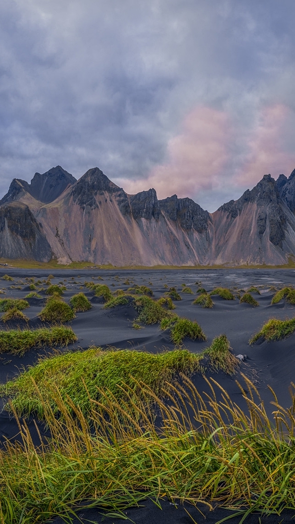 Czarna plaża i góra Vestrahorn w Islandii