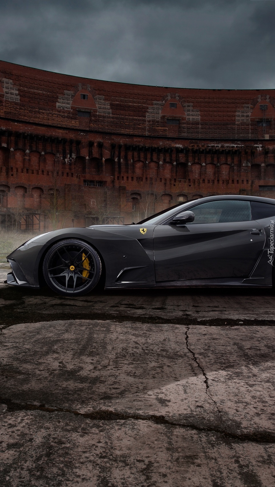 Czarne Ferrari bokiem