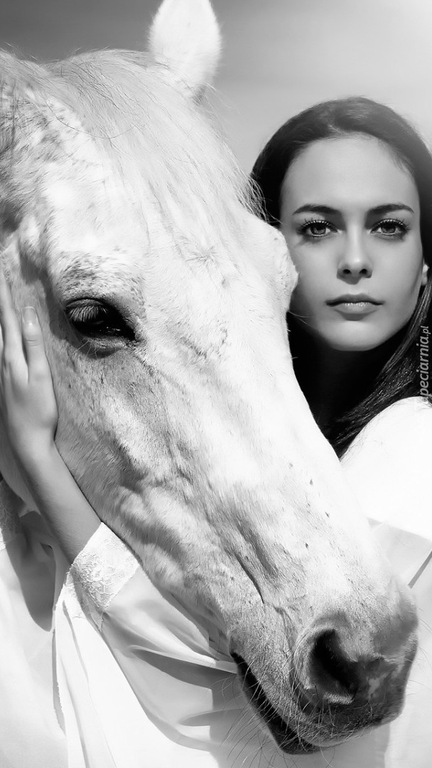 Czarno-biały portret kobiety z koniem