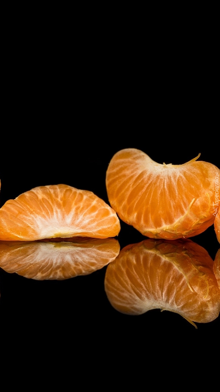 Коричневый мандарин. Мандарин. Долька мандаринки. Апельсины на темном фоне. Мандарин на черном фоне.