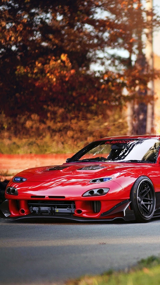 Czerwona Mazda RX-7 na drodze