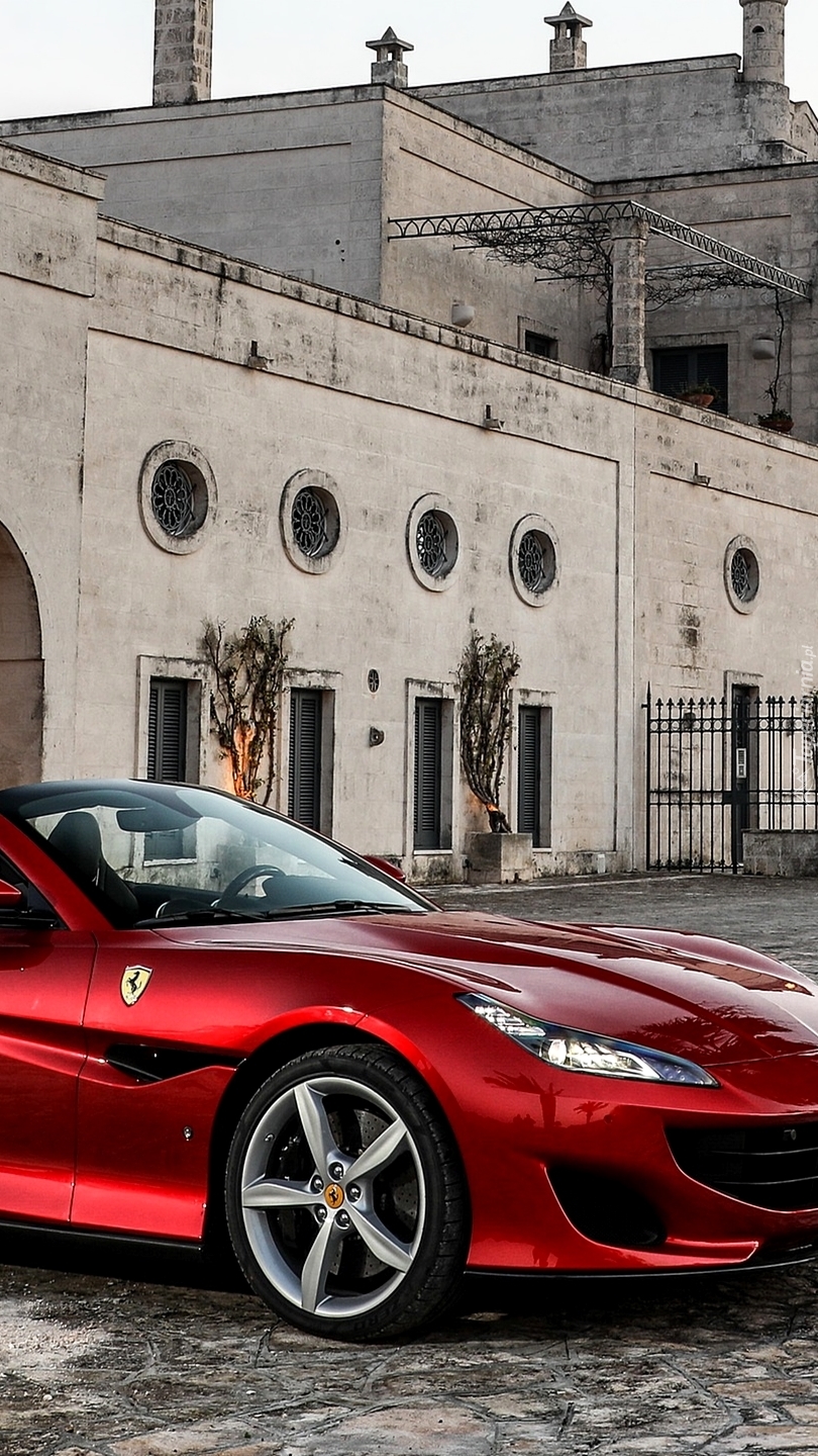 Czerwone Ferrari Portofino
