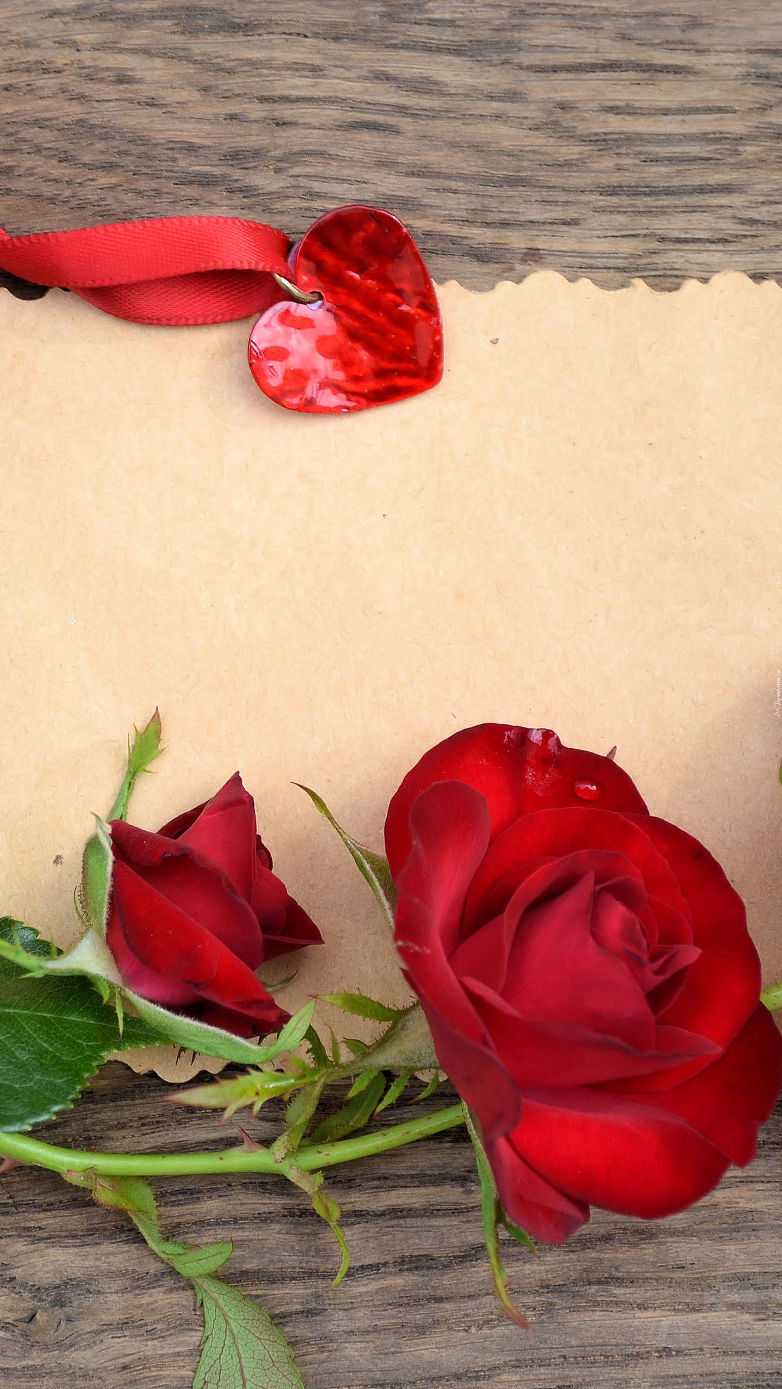 Czerwone róże z serduszkiem i wstążką