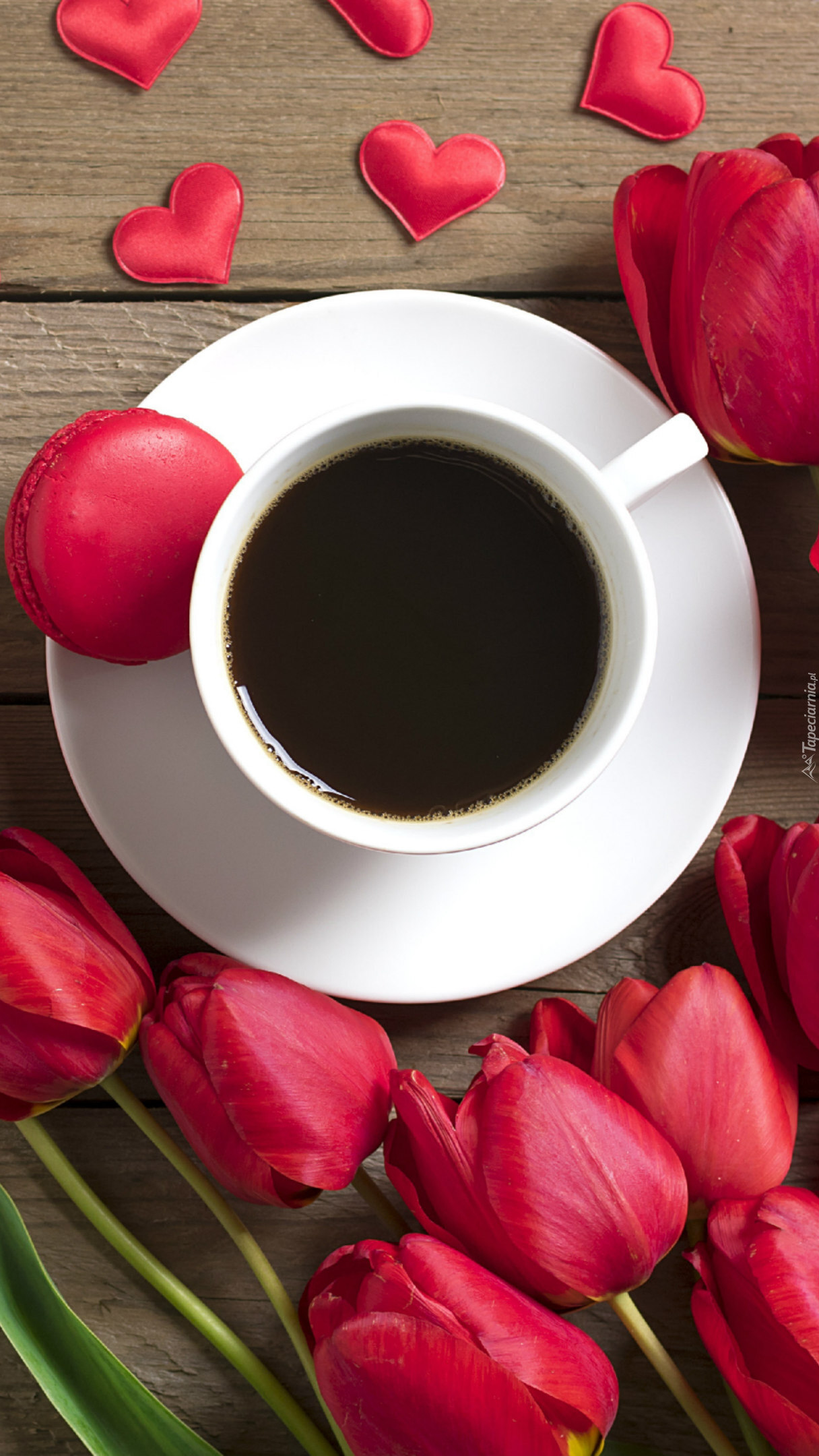 Czerwone tulipany przy filiżance kawy