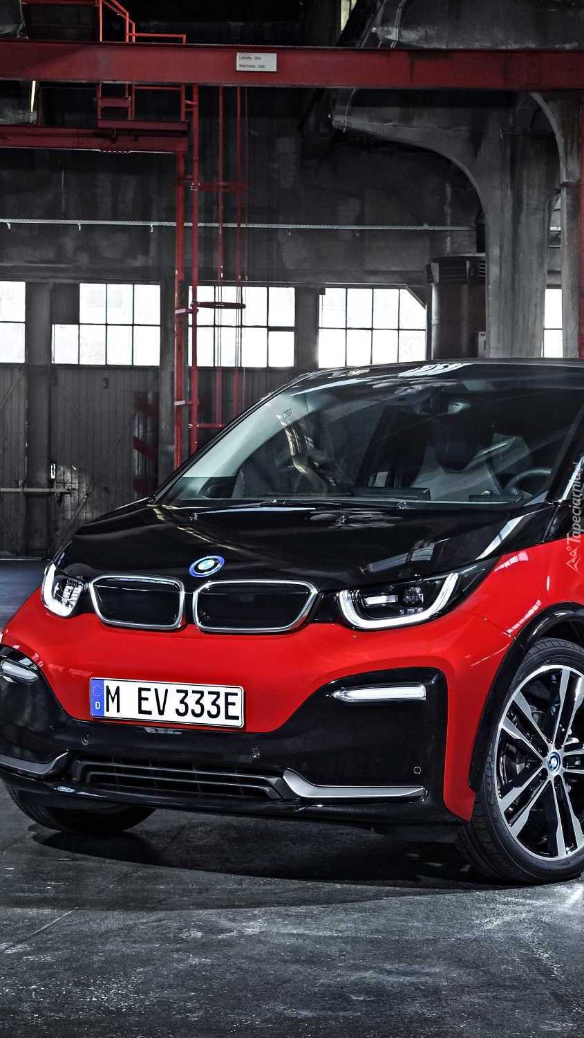 Czerwono-czarne BMW i3 przodem