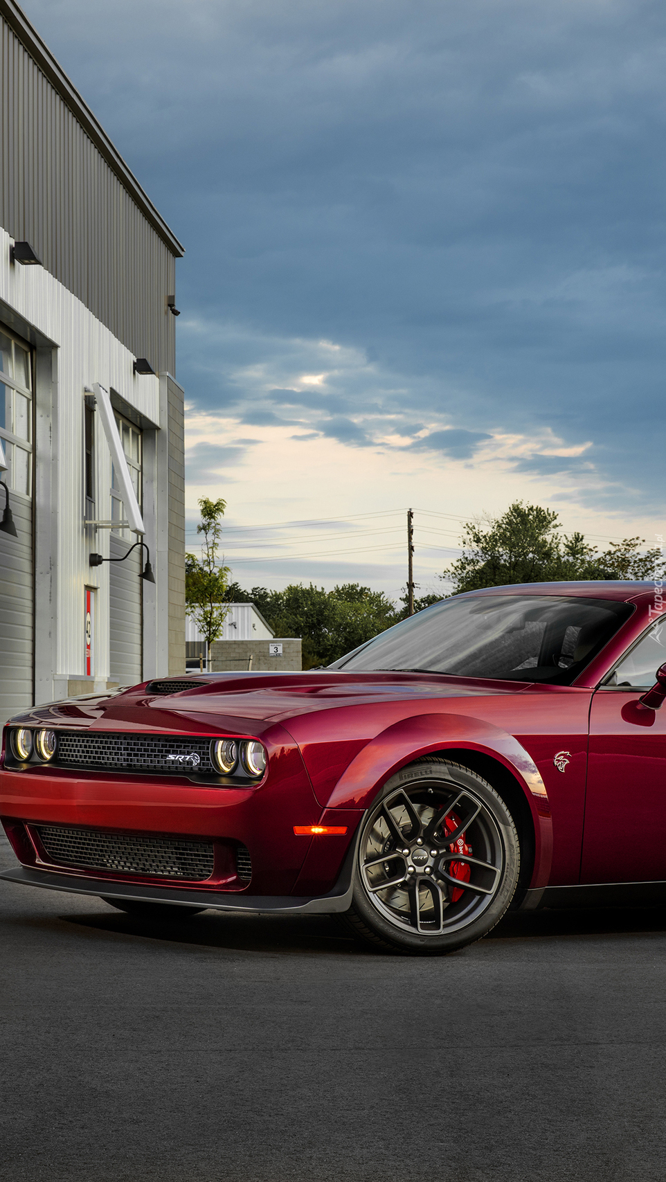 Czerwony Dodge Challenger SRT Hellcat Widebody