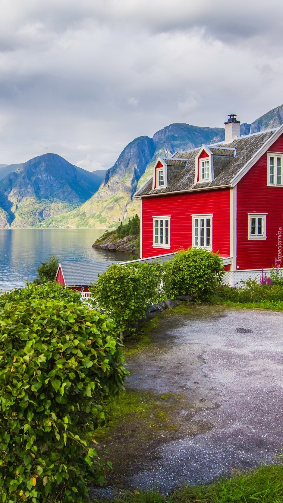 Czerwony dom przy fiordzie Sognefjorden
