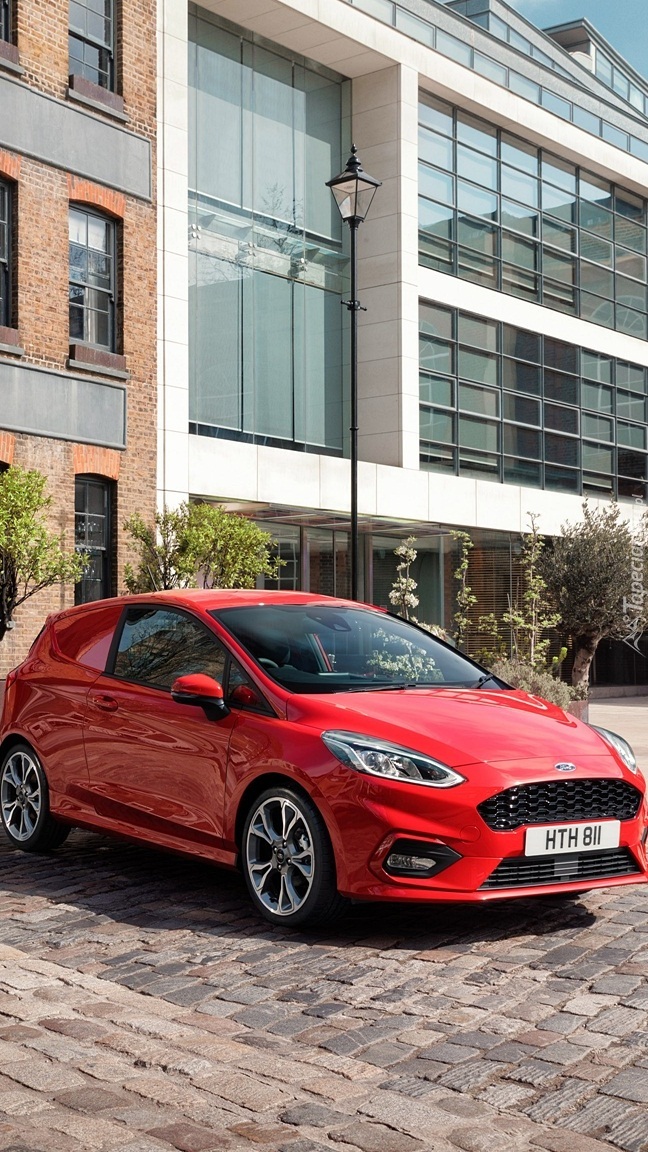 Czerwony Ford Fiesta