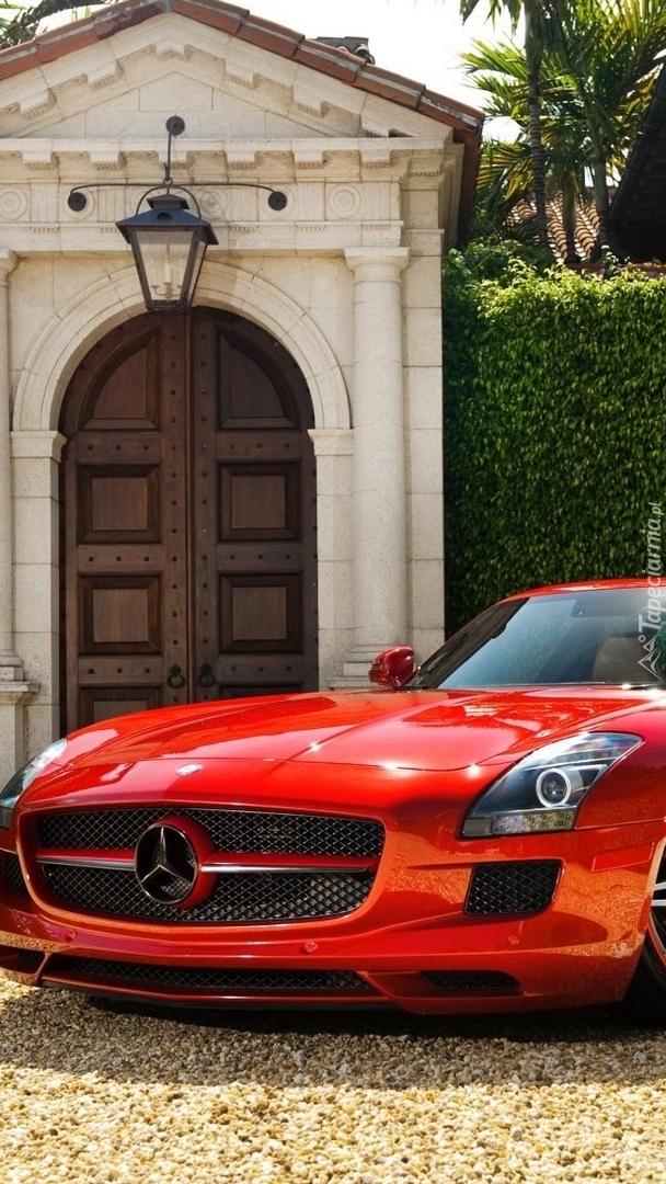 Czerwony Mercedes-Benz SLS AMG przodem