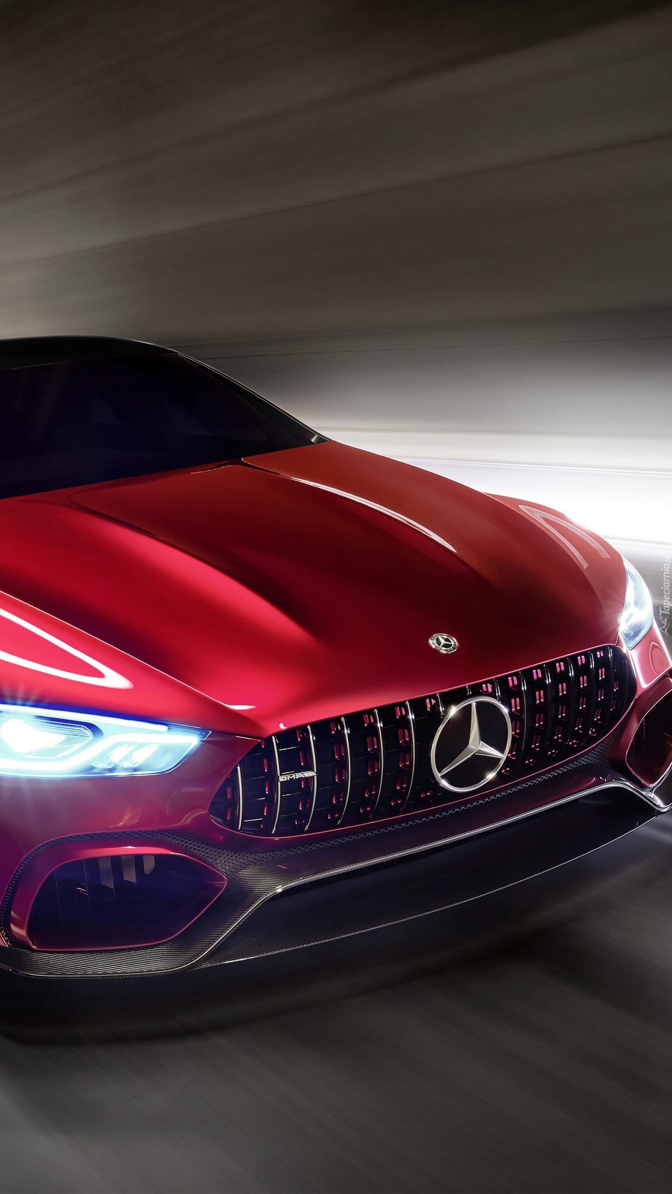 Czerwony Mercedes-Benz
