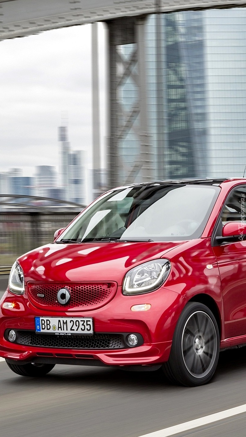 Czerwony Smart Forfour Brabus na drodze