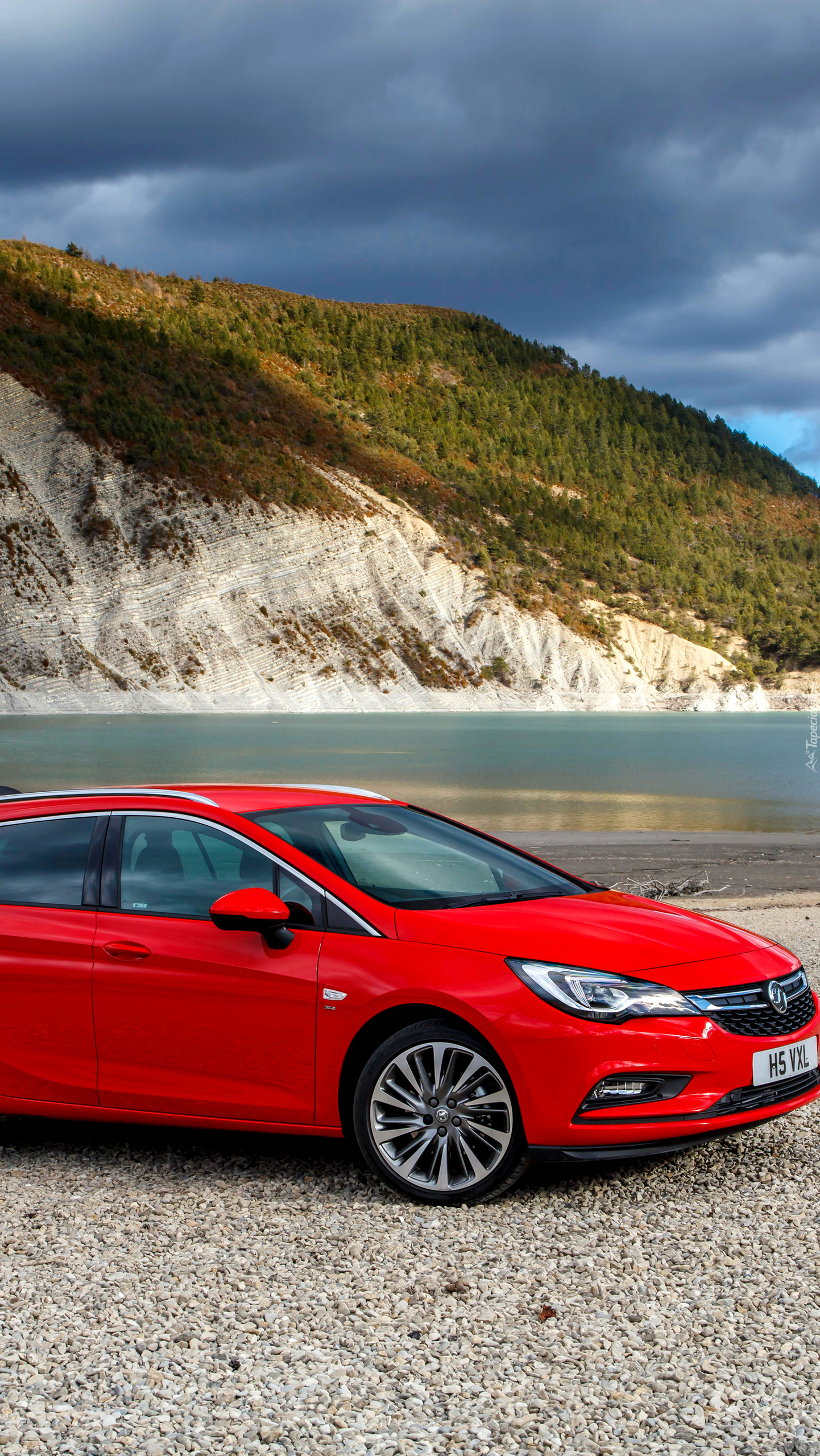 Czerwony Vauxhall Astra Sports Tourer BiTurbo