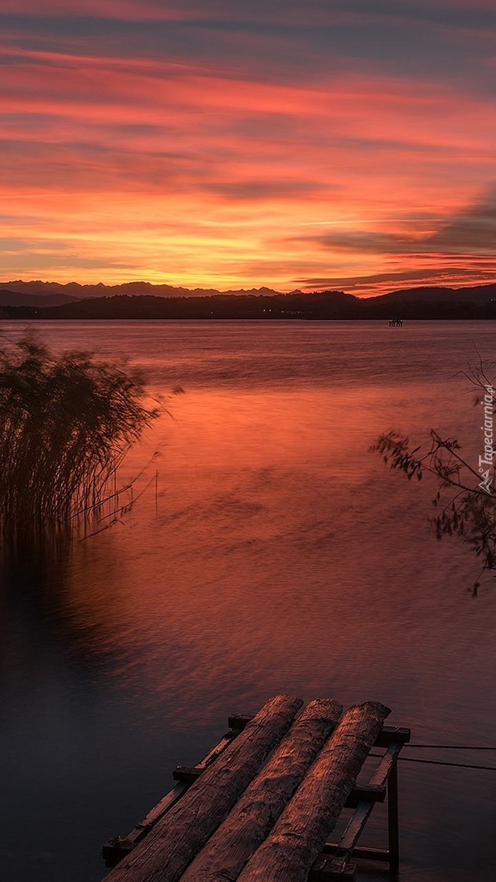 Czerwony zachód słońca nad jeziorem