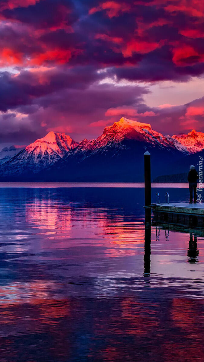 Człowiek na pomoście nad jeziorem Lake McDonald