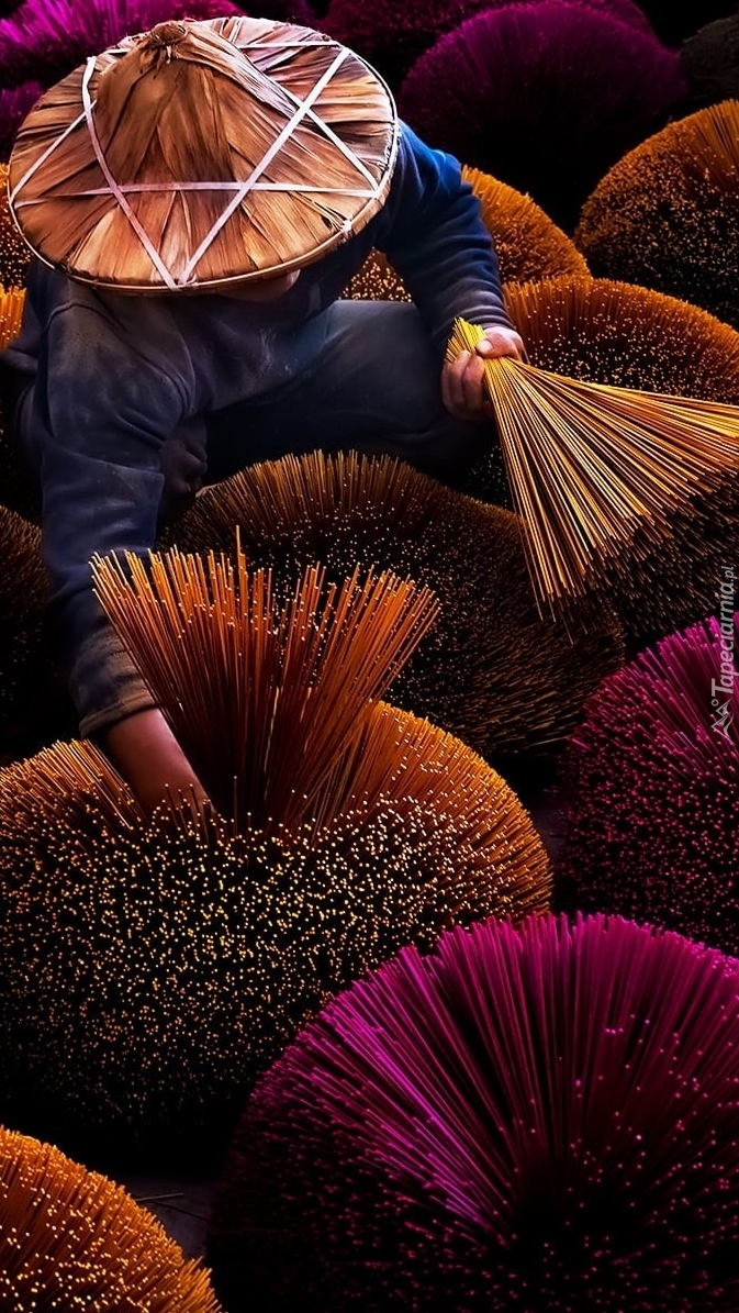 Człowiek zbierający kolorowe kadzidełka