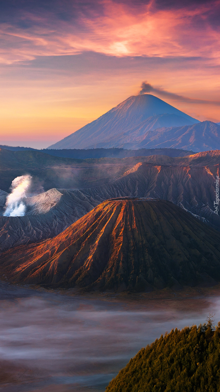 Czynny wulkan Mount Bromo na Jawie