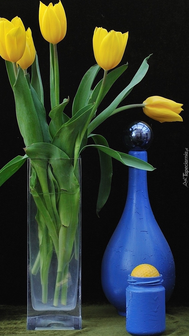 Dekoracja z tulipanami w wazonie