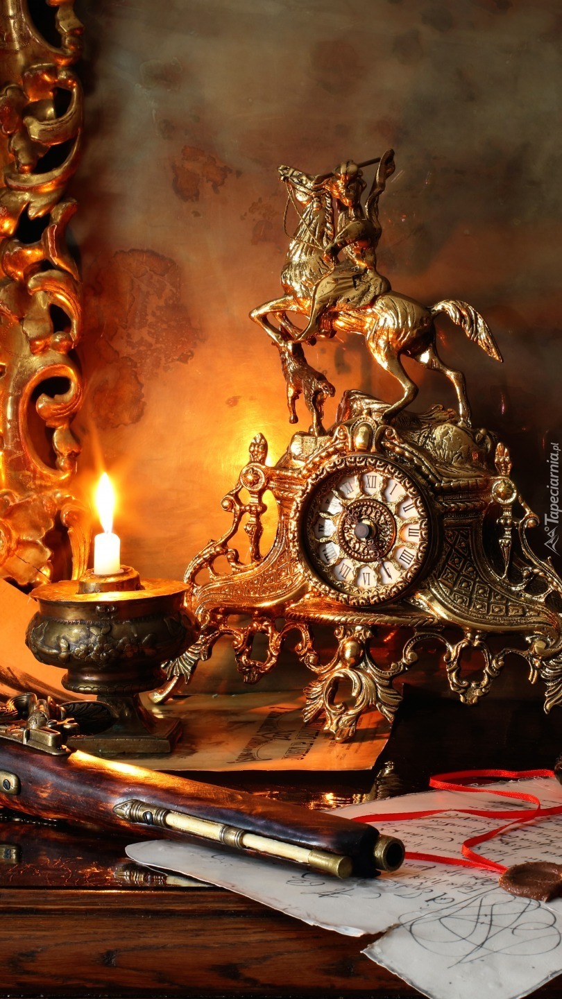 Dekoracyjny zegar obok świecznika