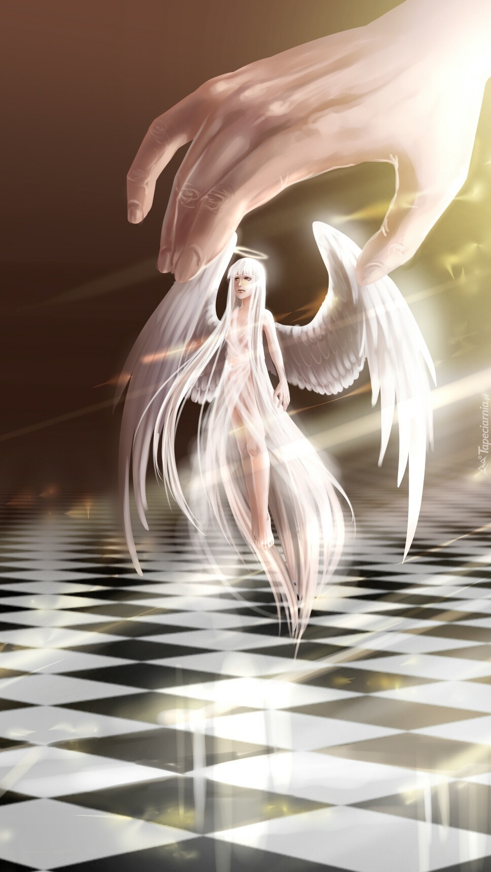 Dłoń trzymająca anioła nad szachownicą