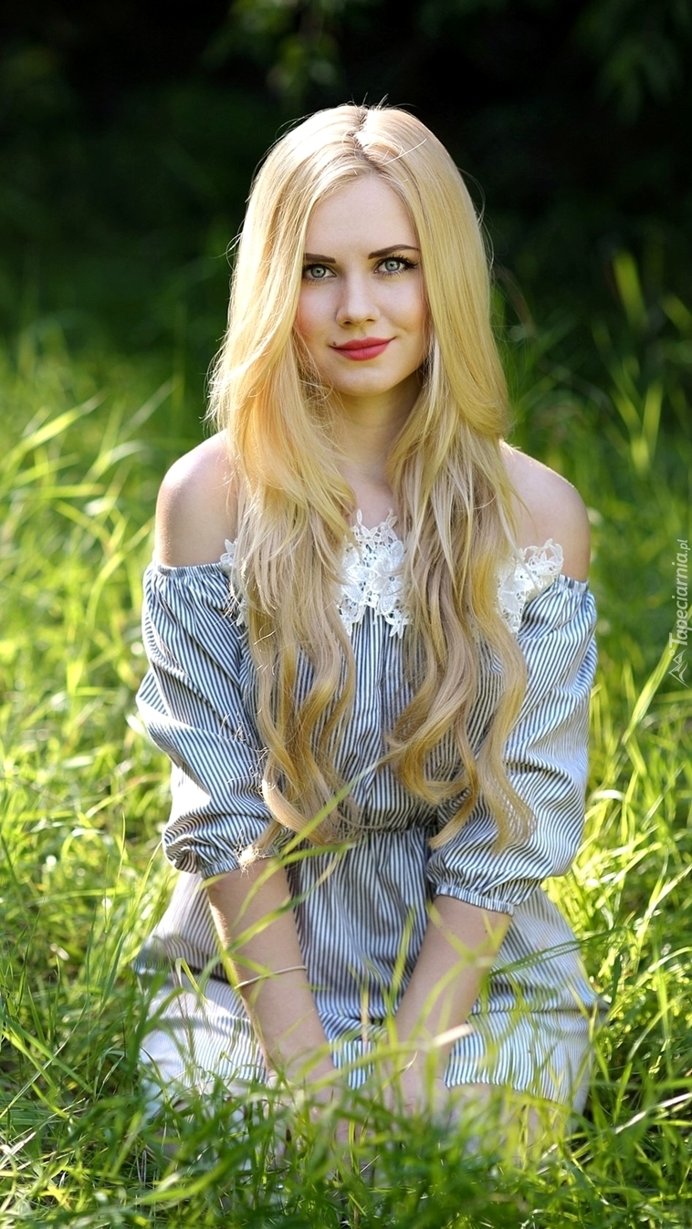 Długowłosa blondynka na trawie