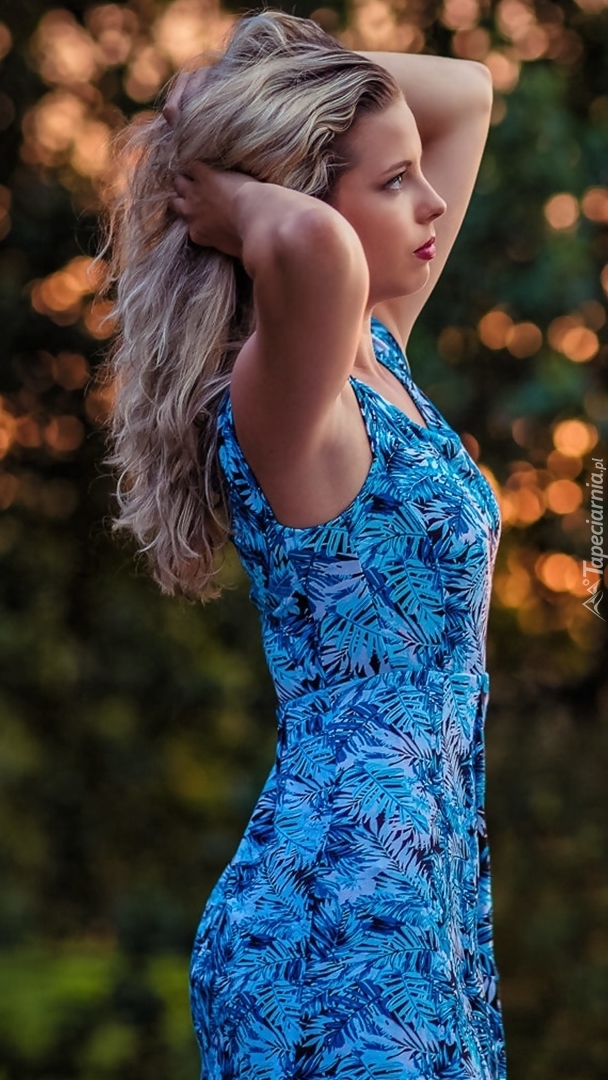 Długowłosa blondynka w niebieskiej sukience