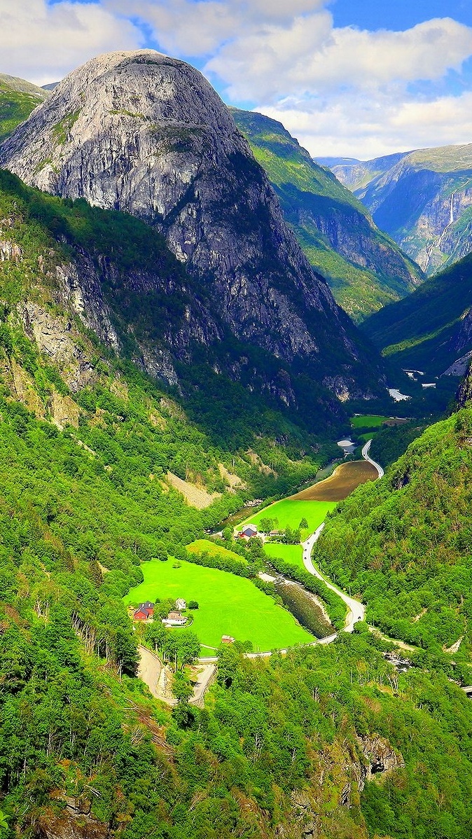 Dolina Naeroydalen i szczyt Jordalsnuten w Norwegii