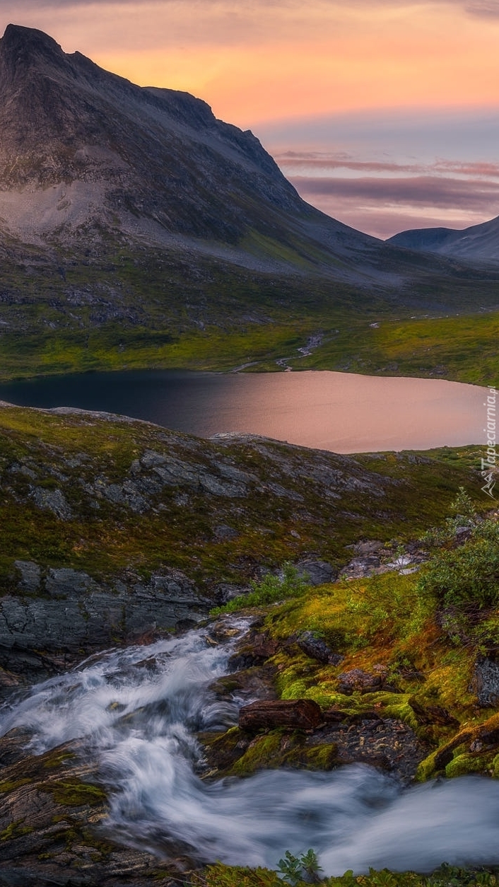 Dolina Romsdalen z jeziorem