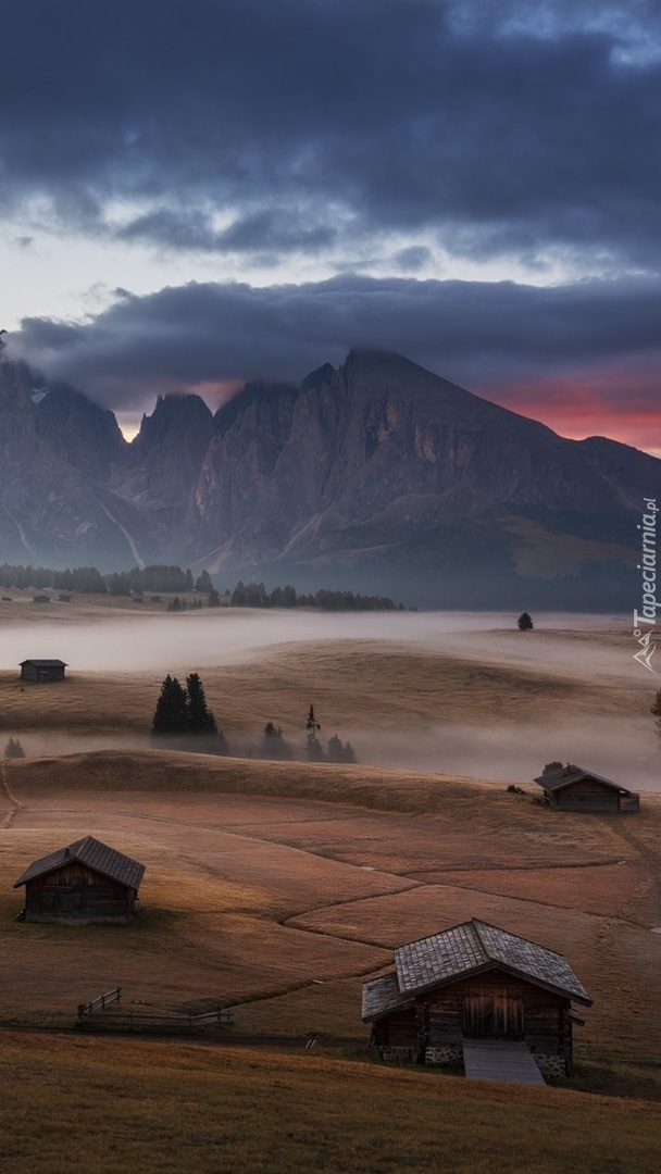 Dolina Val Gardena we mgle