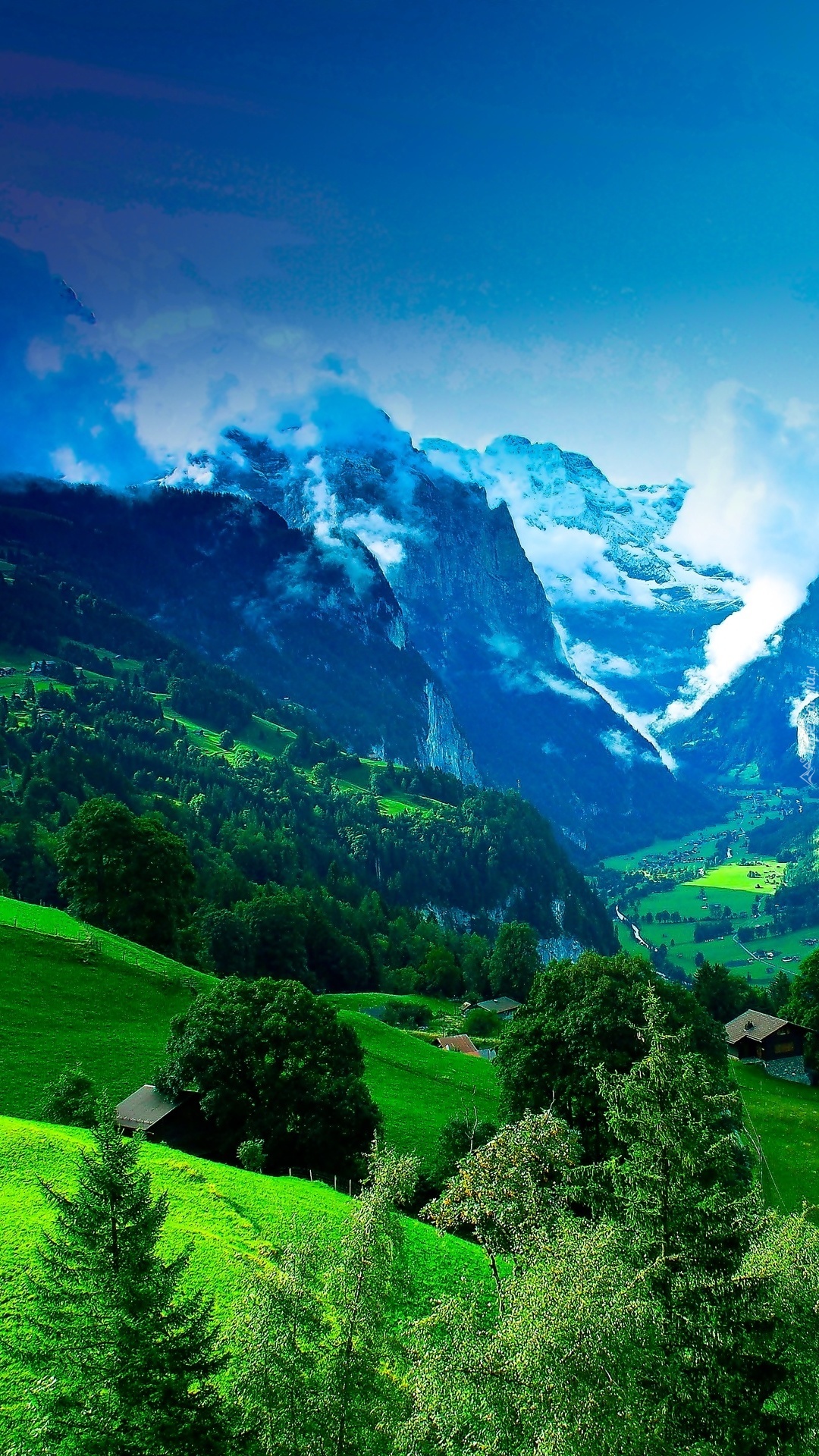 Dolina we włoskich Alpach