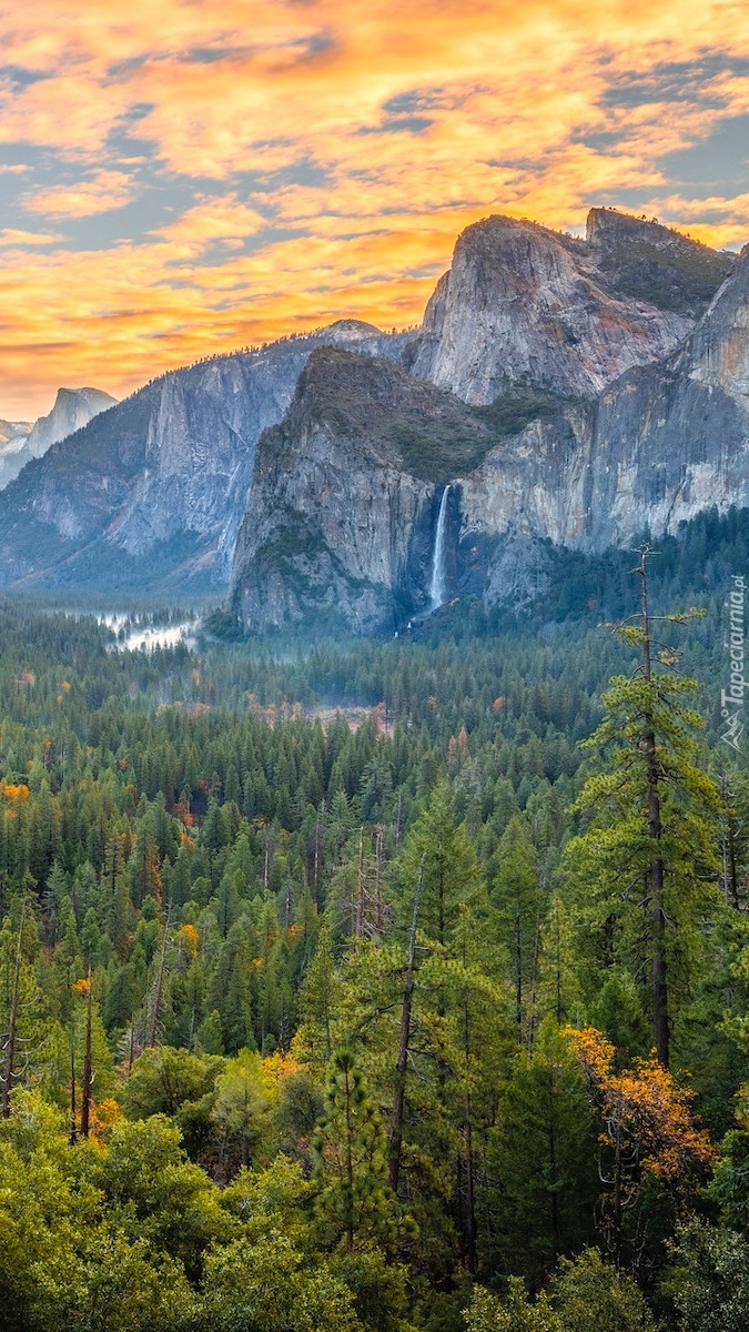 Dolina Yosemite Valley pod kolorowym niebem