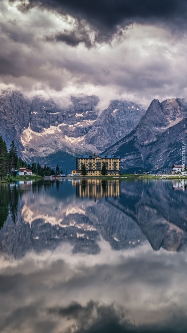 Dolomity nad jeziorem Misurina