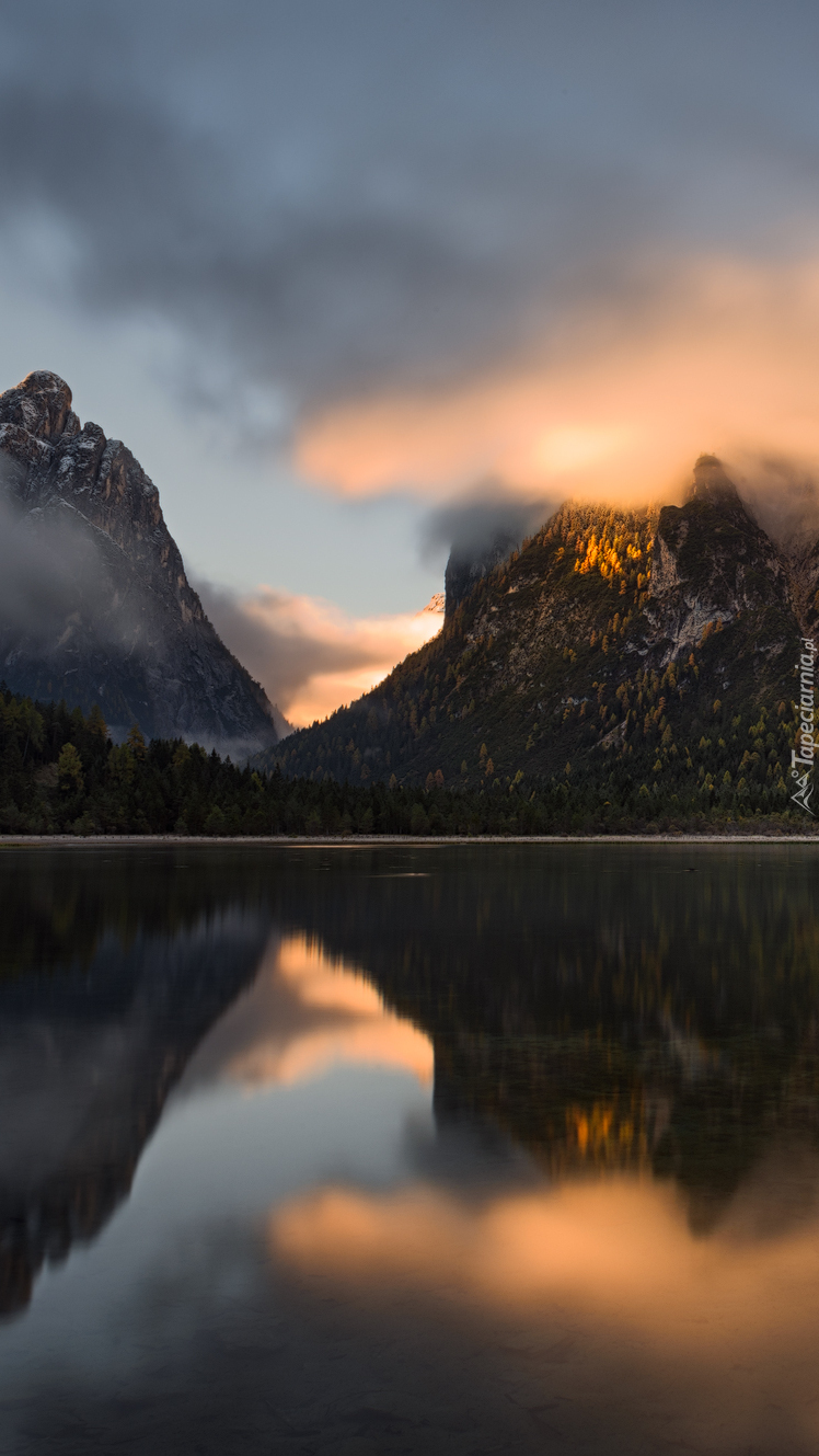 Dolomity nad jeziorem Toblacher See
