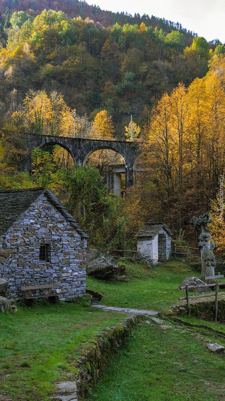 Dom i wiadukt w dolinie Vigezzo we Włoszech