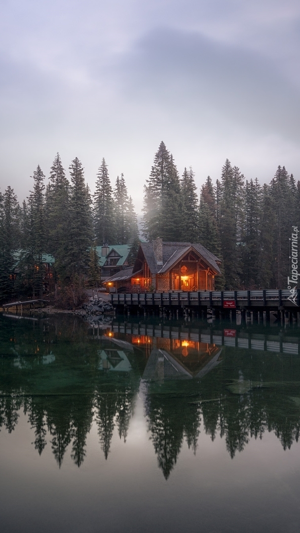 Dom na moście nad jeziorem Emerald Lake