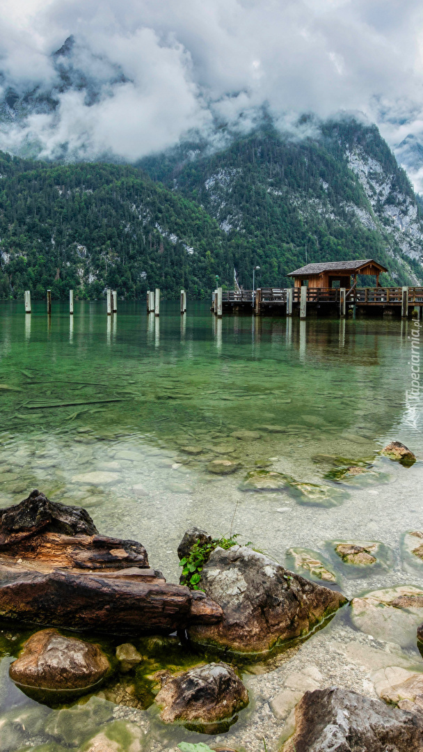 Dom na pomoście na górskim jeziorze Obersee