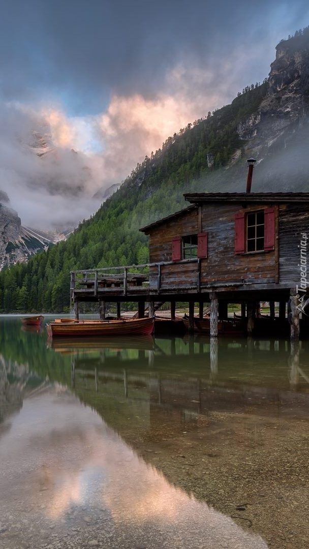 Dom na pomoście nad jeziorem Pragser Wildsee