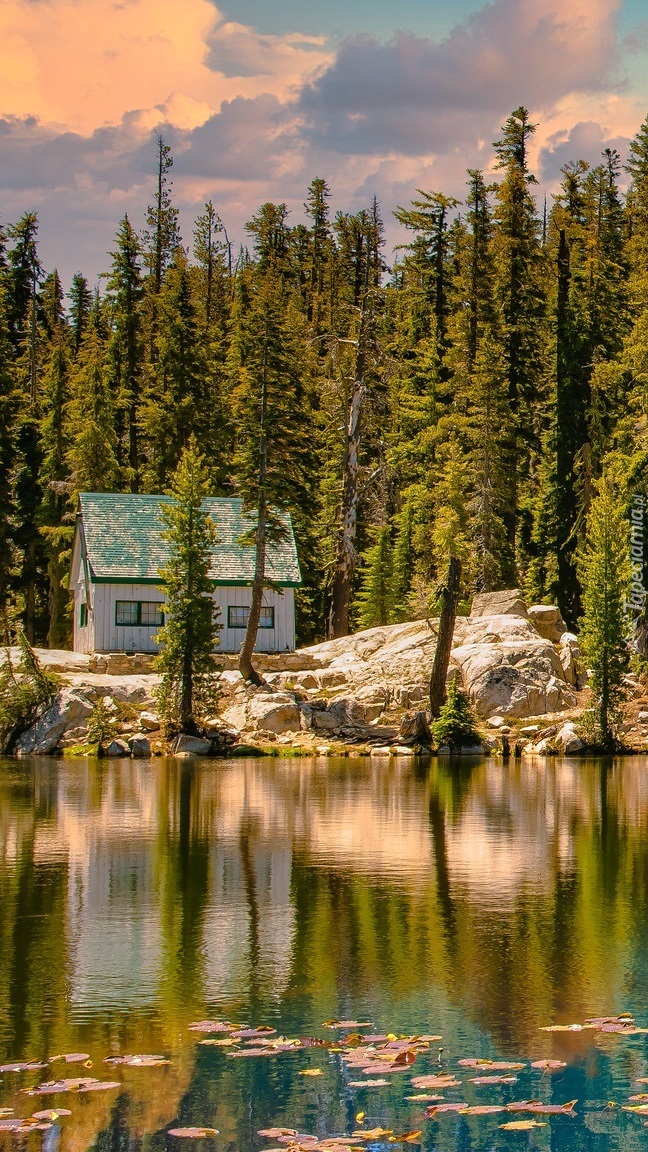 Dom na skałach nad jeziorem