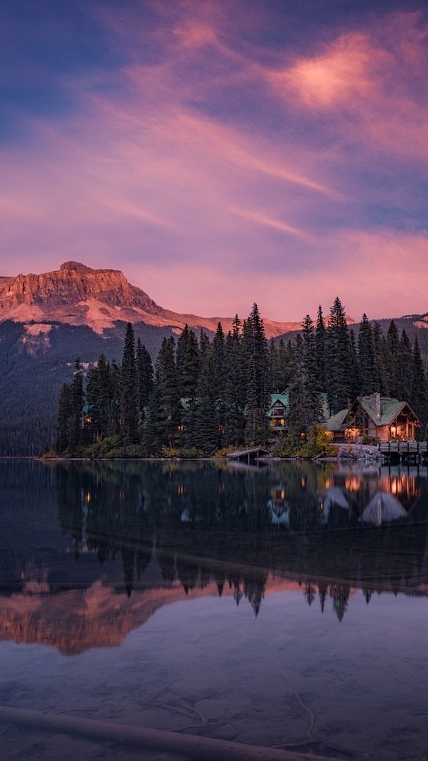 Dom nad górskim jeziorem Emerald Lake