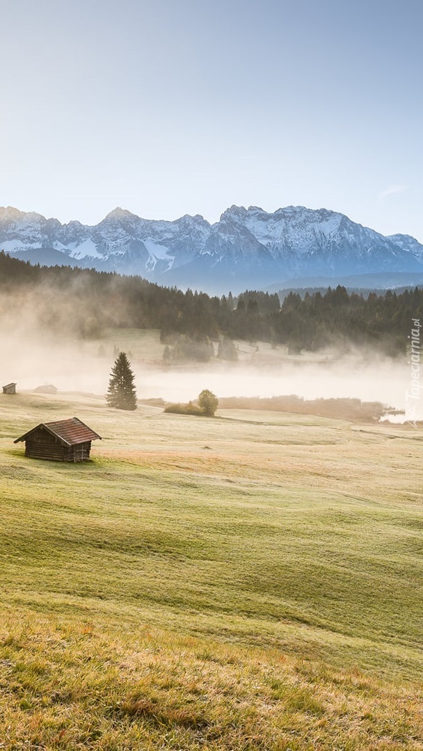 Dom nad jeziorem Geroldsee na tle gór Karwendel