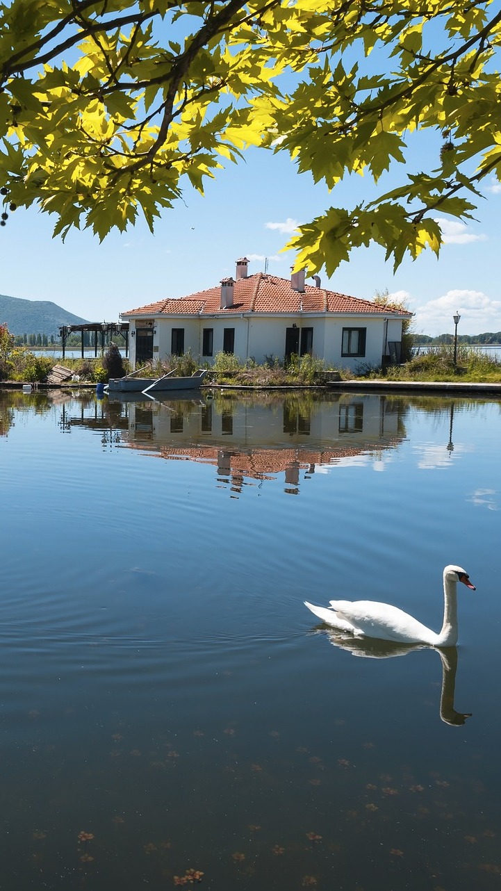Dom nad jeziorem Kastoria w Grecji