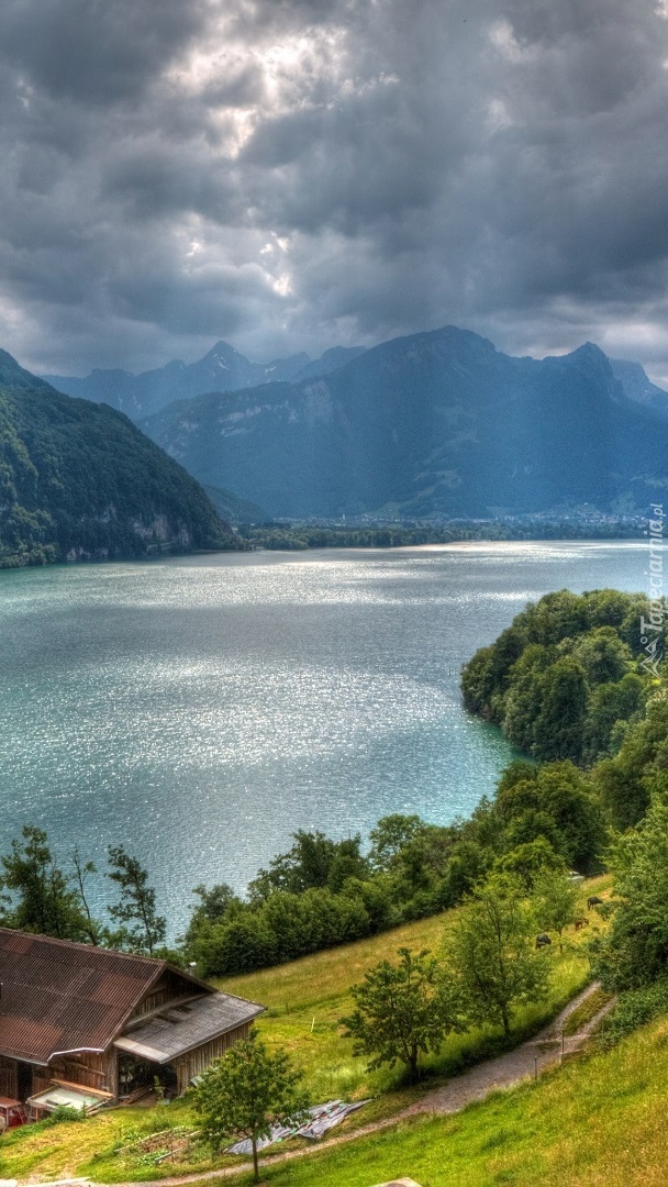 Dom nad jeziorem Walensee w Szwajcarii