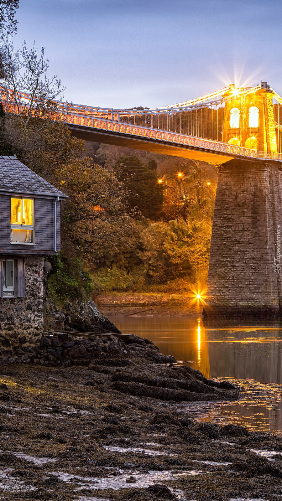 Dom obok mostu Menai Suspension Bridge