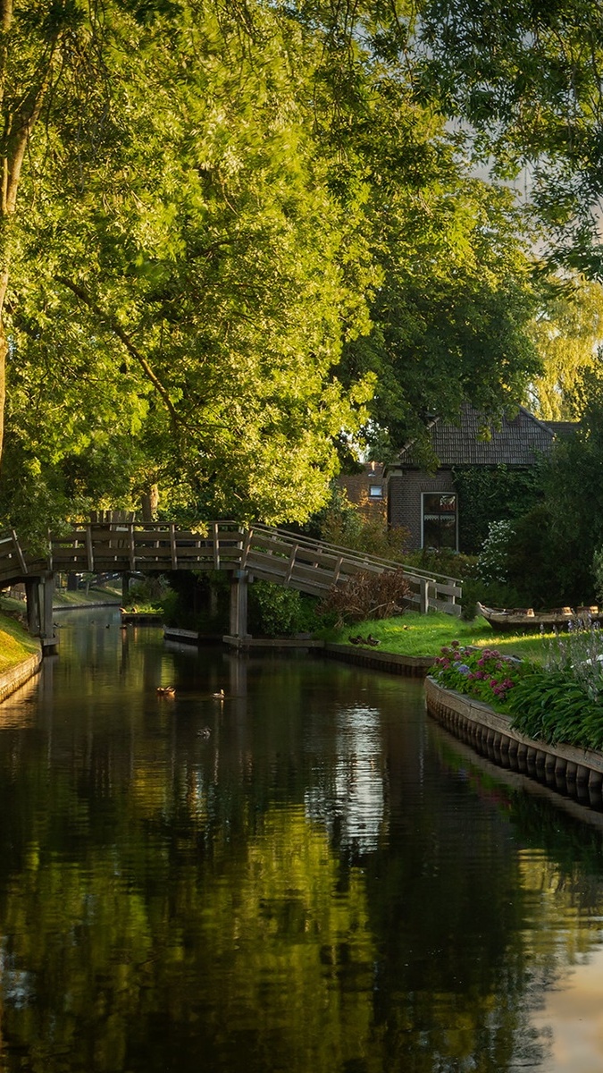 Dom obok mostu nad rzeką