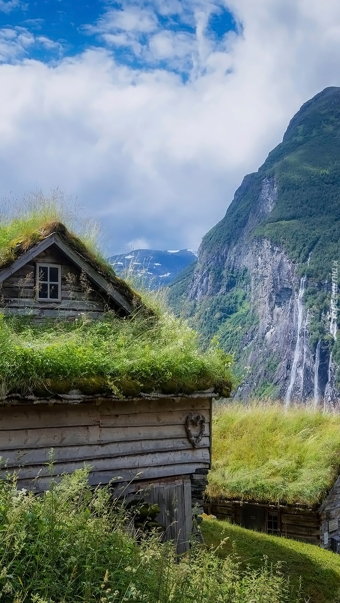 Dom pokryte trawą na tle gór